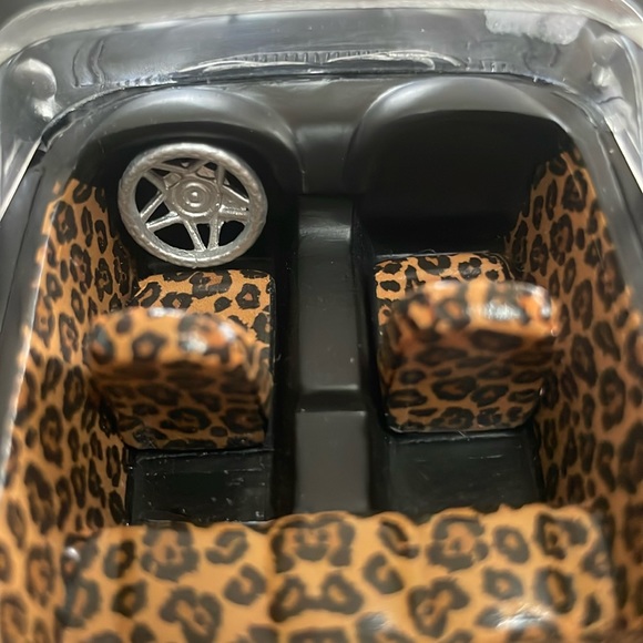 Mistress of the Dark Elvira’s Macabre Mobile Figurine - Picture 7 of 12